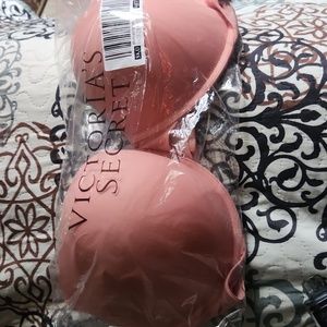 VS NWT in package size 38DD (padded)